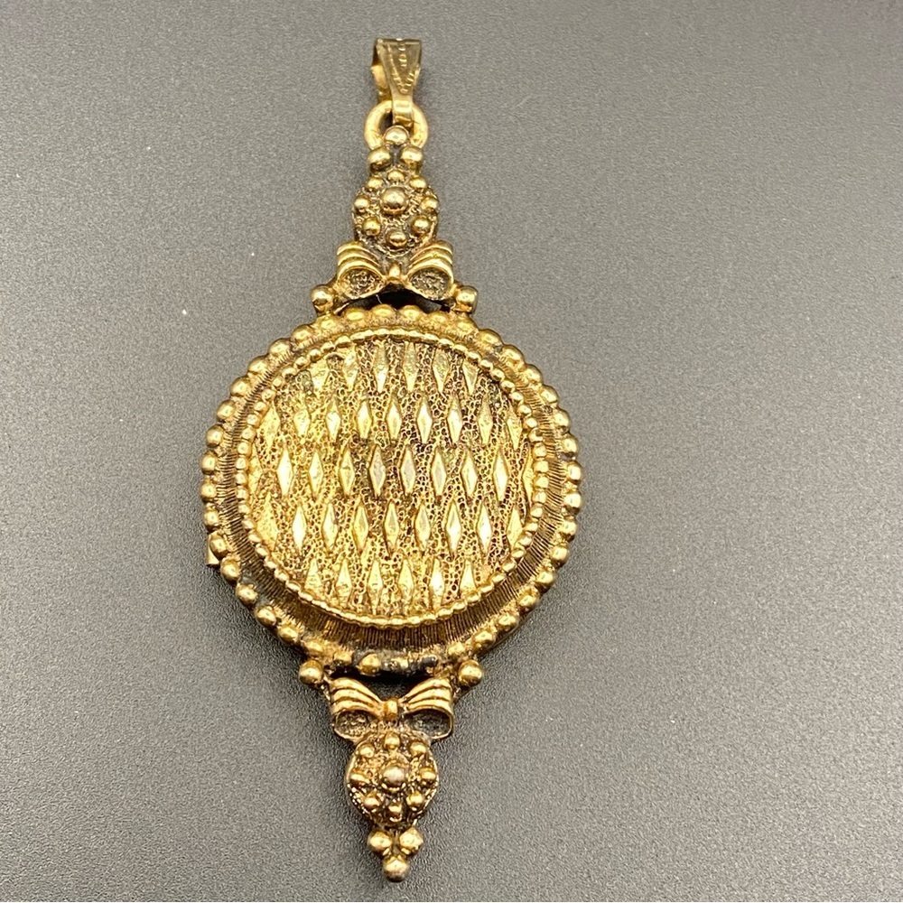 Vintage Victorian Style Crème perfume Pendant - Picture 2 of 6